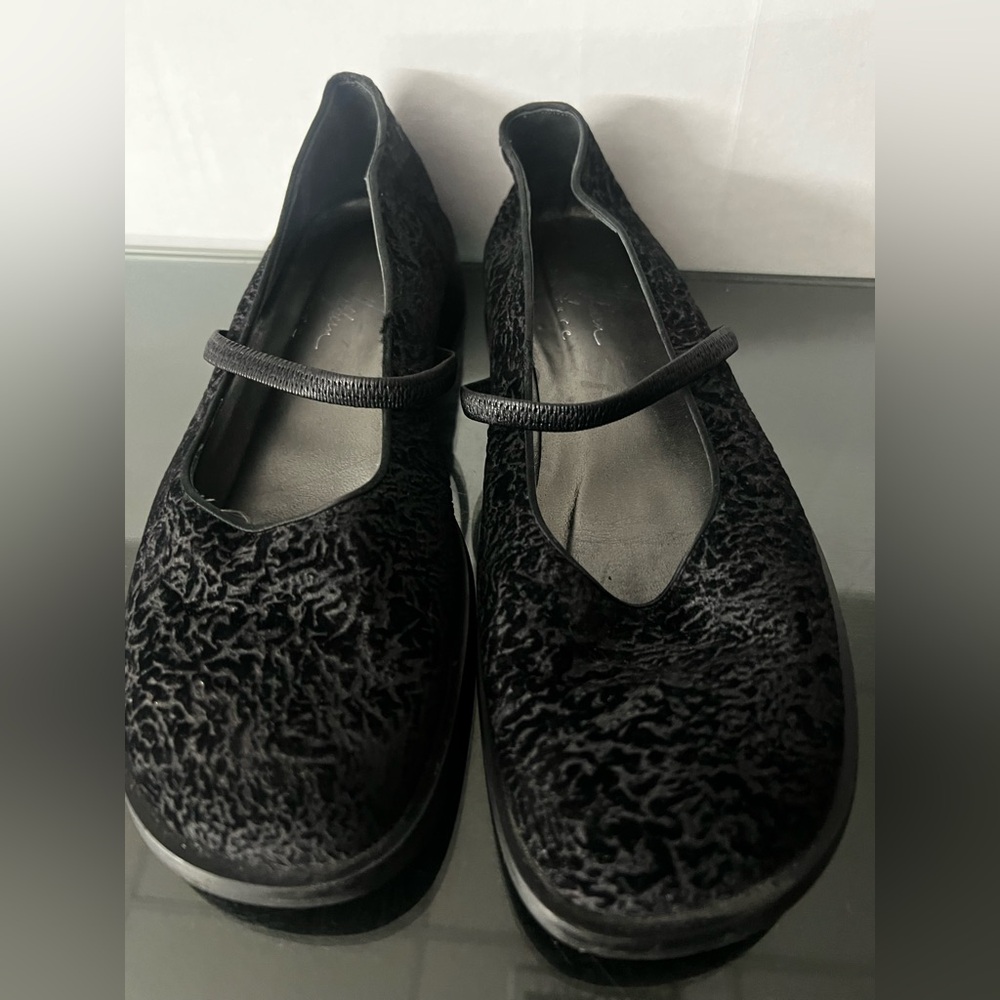 Elegant Joan Helpern Black Velvet Women's Shoes